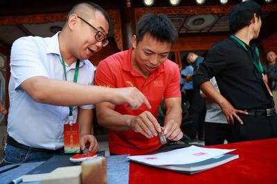 奥运健儿湖南共书“诗文书画印像”艺术长卷